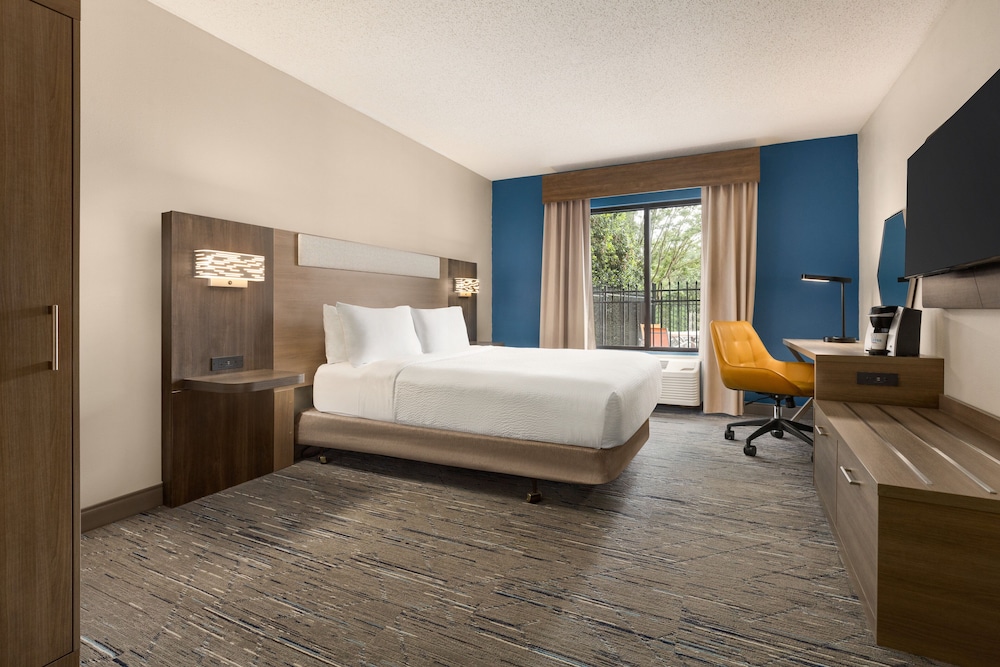 Holiday Inn Express & Suites Greenville Downtown by IHG - photo 7