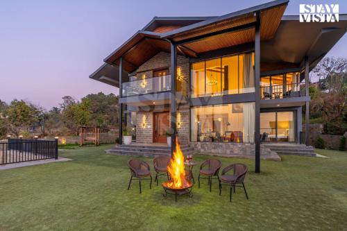 StayVista at Savara with Heated Infinity Pool and Jacuzzi in Kasauli, India