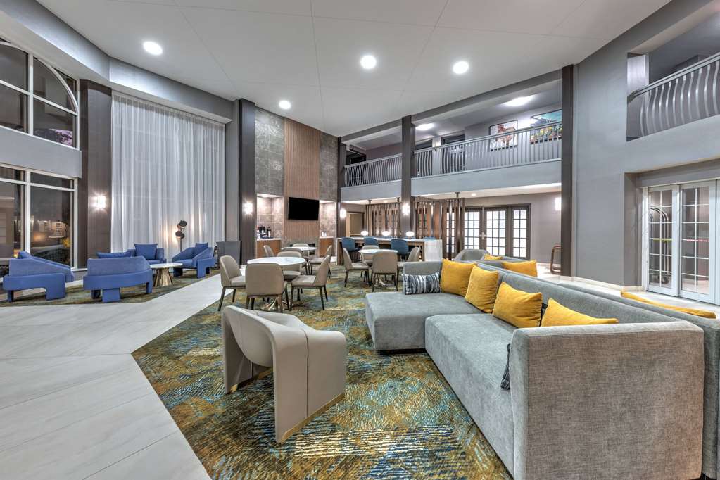 La Quinta Inn & Suites by Wyndham Dallas DFW Airport North - photo 11