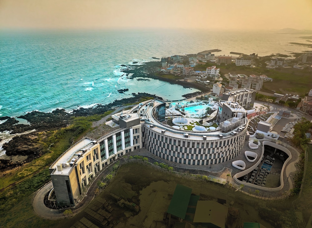 Shilla Stay Plus Iho Tewoo Ocean Front in Jeju City, South Korea