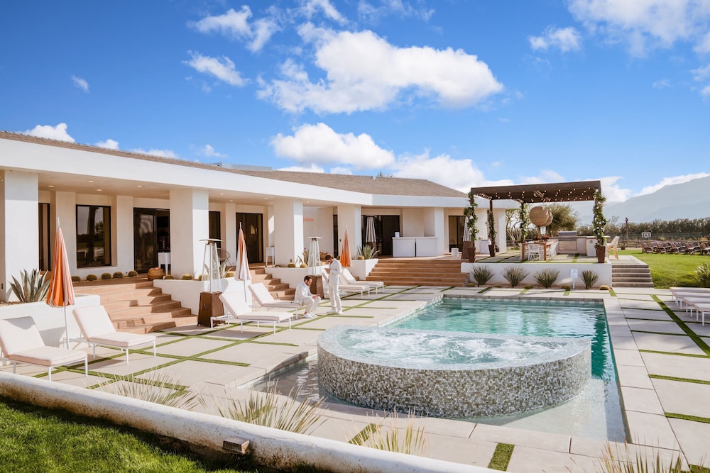 Buena Vista by Avantstay Massive Outdoor Oasis w Pool Spa & Firepit - photo 9