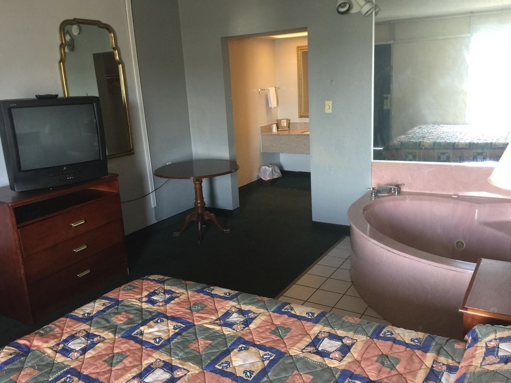 Red Carpet Inn & Suites Muncie - photo 12