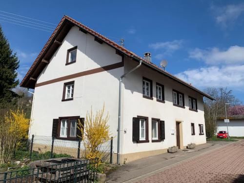 2 separate Appartements mit 5 Schlafzimmern für 9 Personen — hotel in Uhlingen-Birkendorf