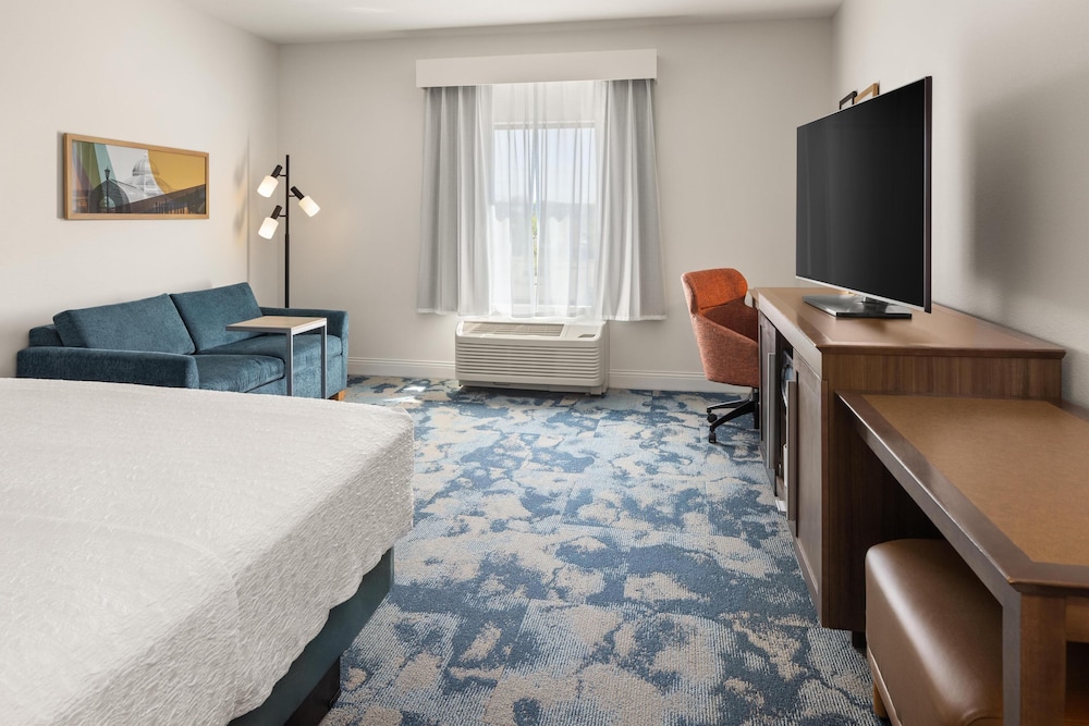 Hampton Inn Minneapolis Roseville - photo 17