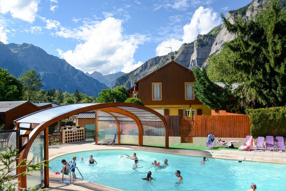 A La Rencontre Du Soleil Camping — 5-Star Luxury Hotel in Le Bourg-D'oisans, France