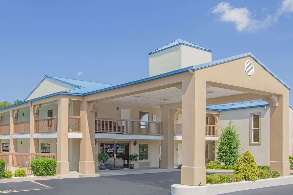 Days Inn & Suites by Wyndham Pine Bluff - featured photo