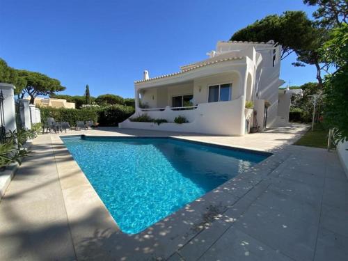 Lovely Vilamoura Villa 4 Bedrooms Villa Pinhal Short Drive To Marina — 4-Star Luxury Hotel in Quarteira, Portugal
