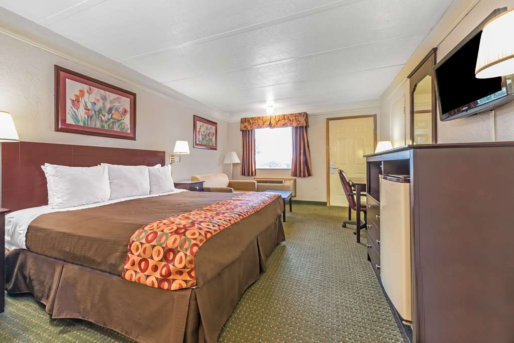 Days Inn by Wyndham Gainesville - photo 15