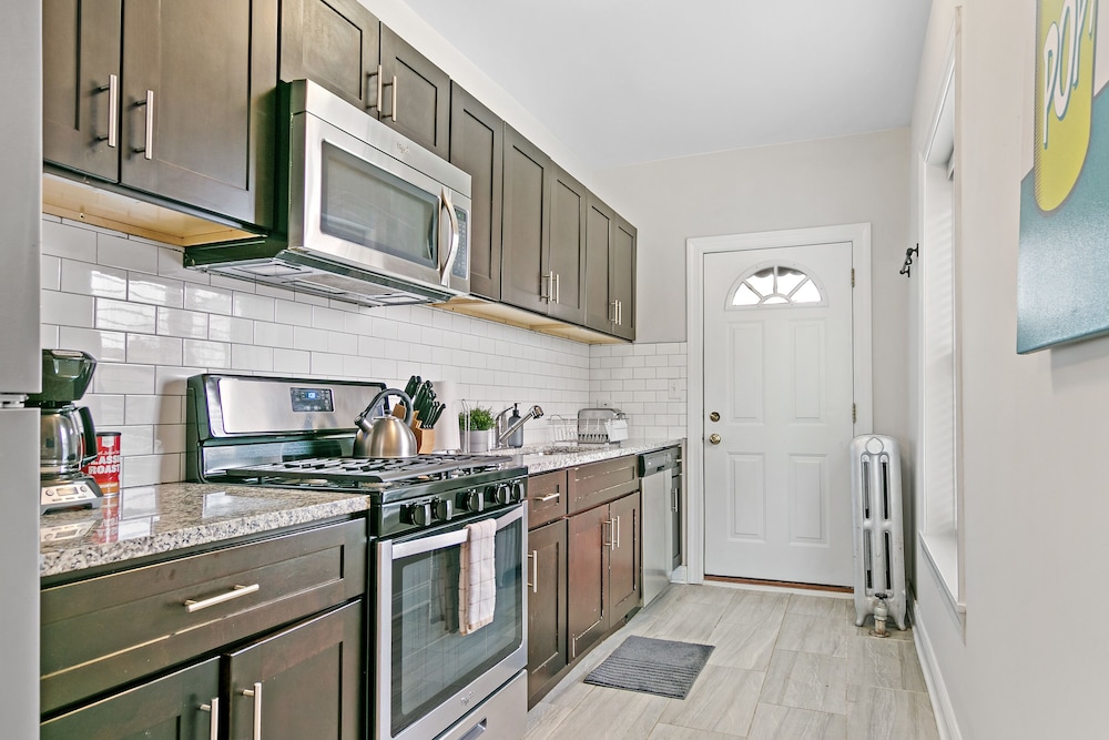 King Bed Full Kitchen Rogers Park 5mins Loyola - photo 12