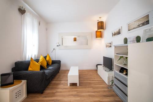 P2VIL1042 Modern & Cozy Apartment Poble Sec — 4-Star Luxury Hotel in Barcelona, Spain