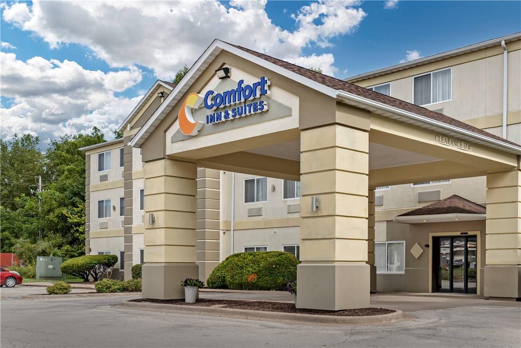 Comfort Inn & Suites East Moline near I 80 - photo 3