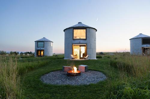 Clark Farm Silos 5 Silo Mountain View Retreat — Kalispell
