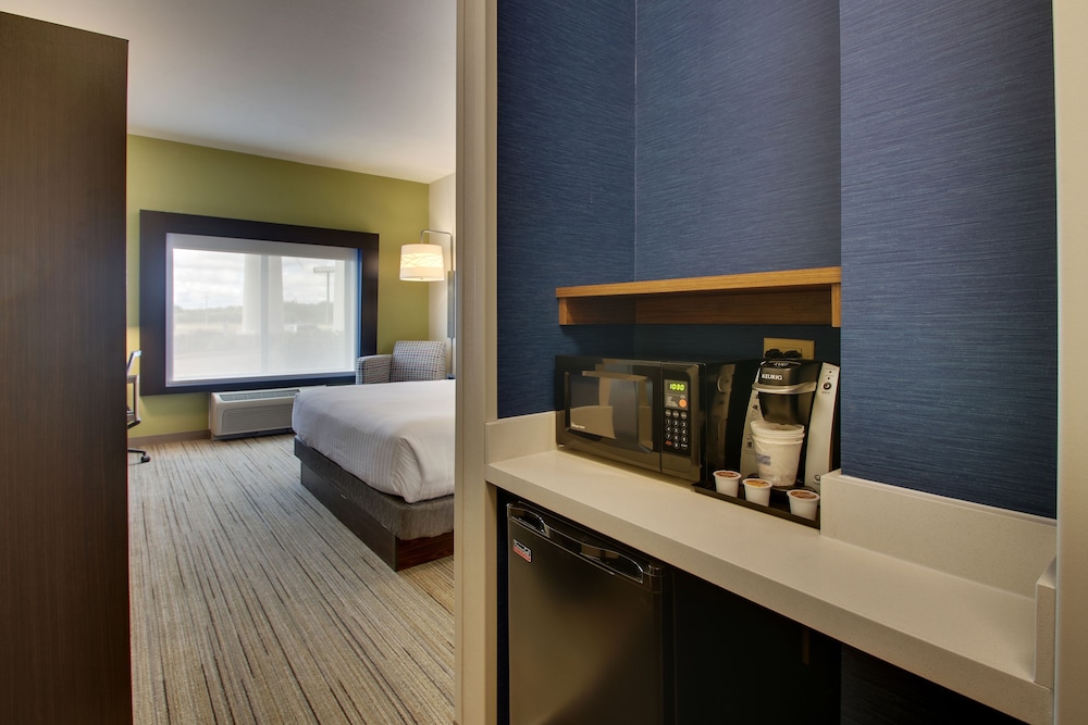 Holiday Inn Express & Suites Morris by IHG - photo 9