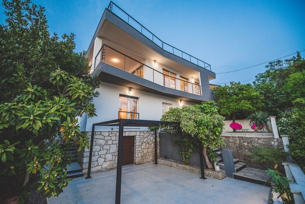 Beachfront Villa Grace with heated rooftop pool — 4-Star Luxury Hotel in Jadranovo, Croatia