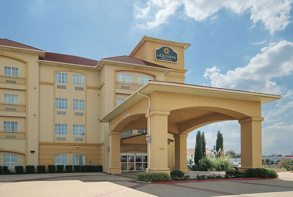 La Quinta Inn & Suites by Wyndham Dallas Hutchins - photo 2