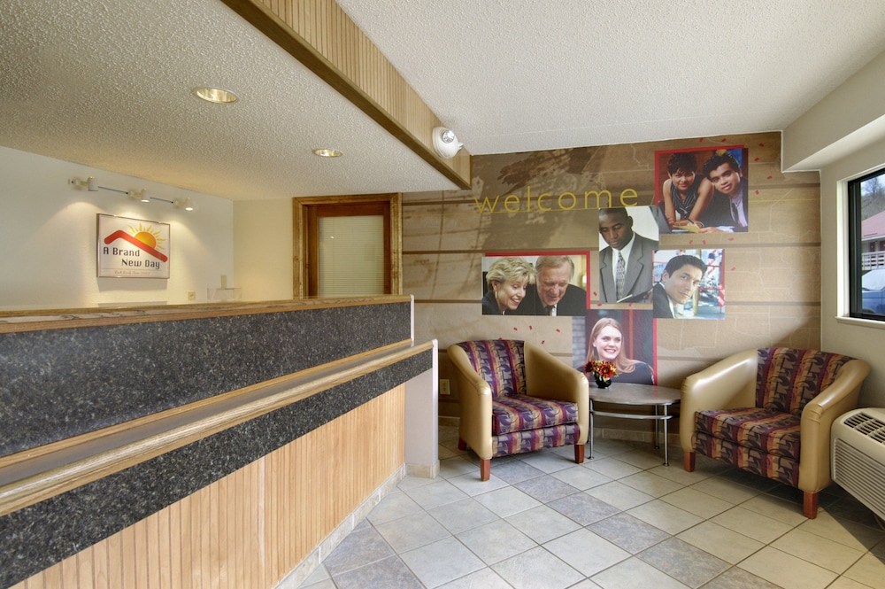 Red Roof Inn Parkersburg - photo 2
