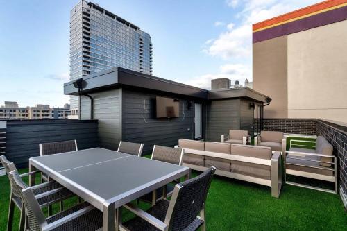 2 Newly Built Luxury Condos with Private Roofdeck — 4-Star Luxury Hotel in Chicago, United States
