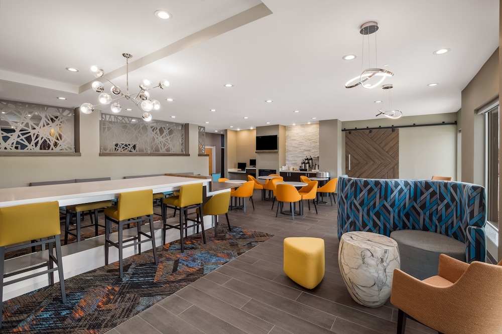La Quinta Inn & Suites by Wyndham Sulphur - photo 18