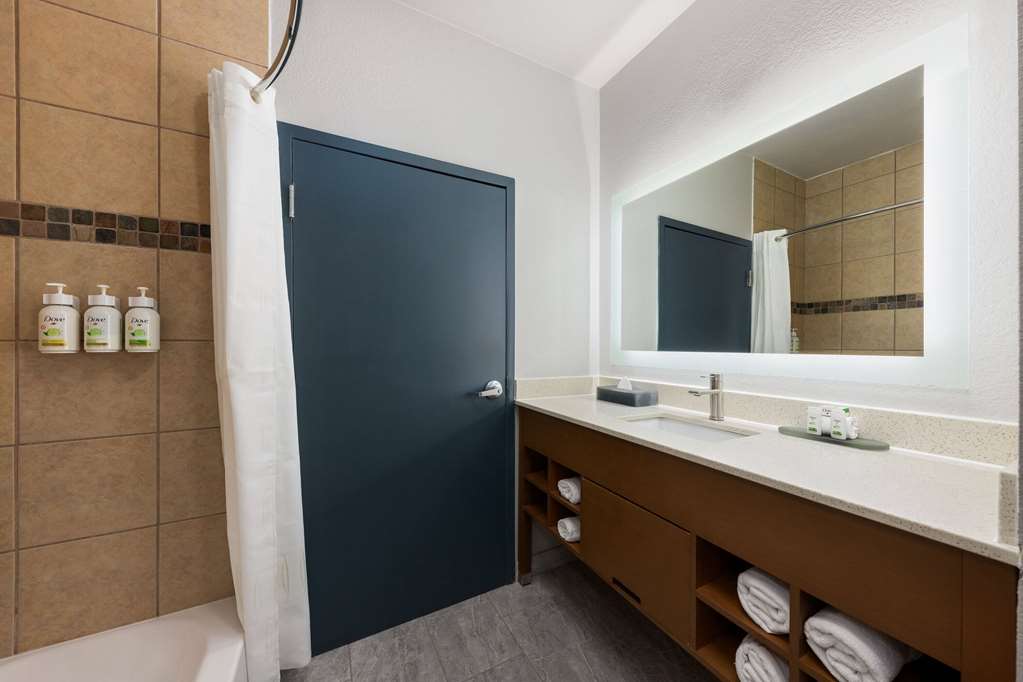 La Quinta Inn & Suites by Wyndham Ft. Worth Forest Hill TX - photo 25