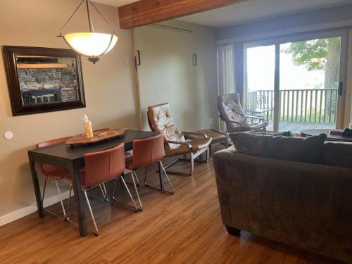 Spacious Condo with Pool Pass — 4-Star Luxury Hotel in Bellaire, United States