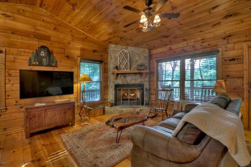 Bearfoot Ridge Wood burning fireplace cozy hot tub serene views in Ellijay, United States
