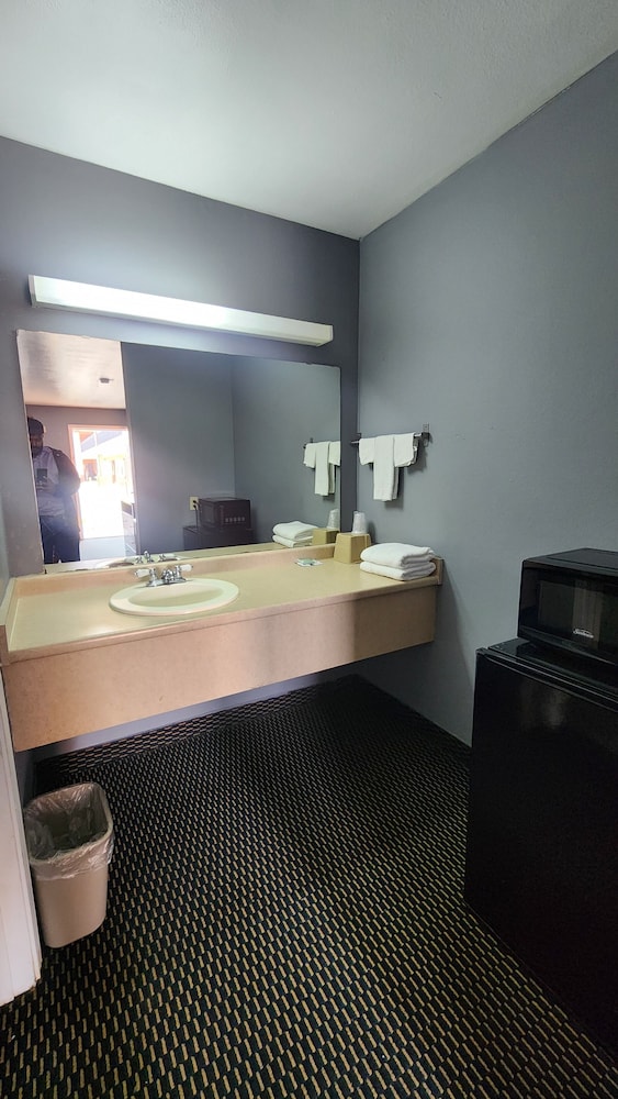 Benbrook Inn & Suites - photo 24