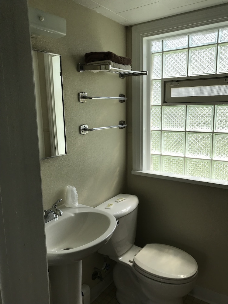 Crest Motel - photo 17