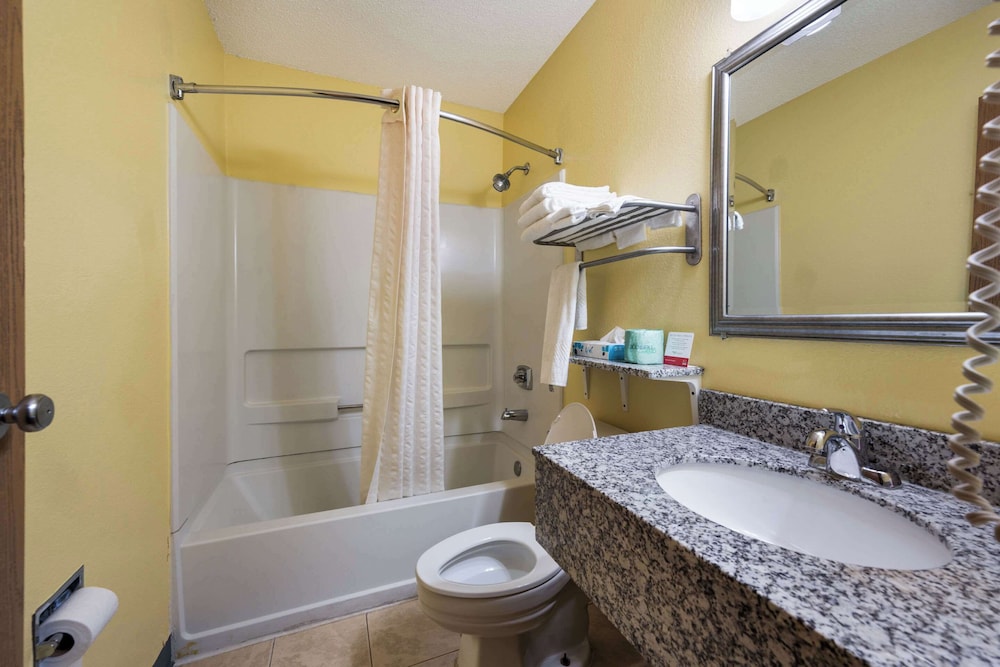 Econo Lodge Spotsylvania Town Center - photo 44
