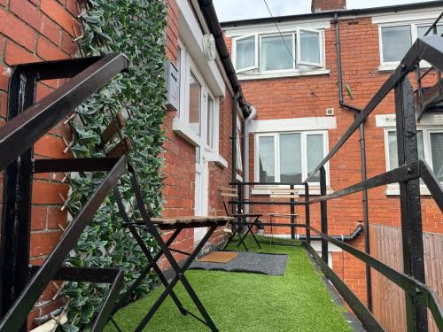 By Lushlets Apartments Games Room Hot Tub Great for Hens Stags and Sporting groups — 4-Star Luxury Hotel in Cardiff, United Kingdom