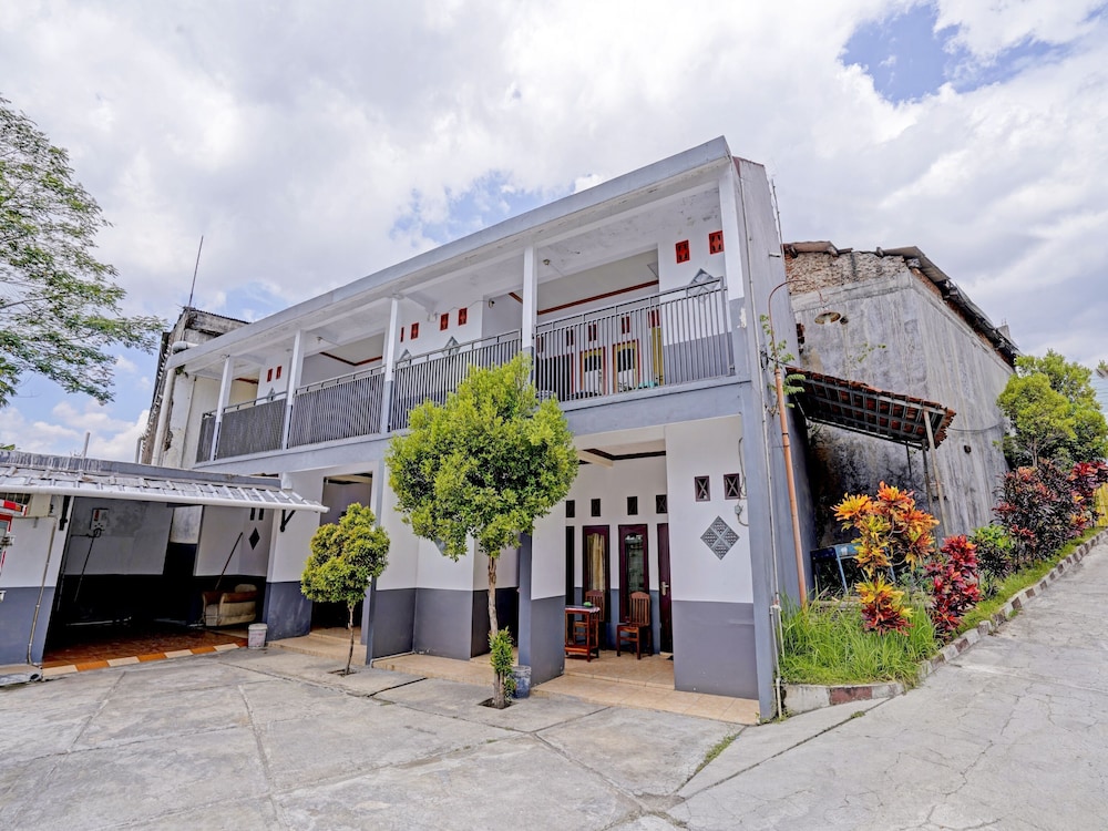 OYO 90405 Penginapan Sasti Kuningan in Cirebon, Indonesia