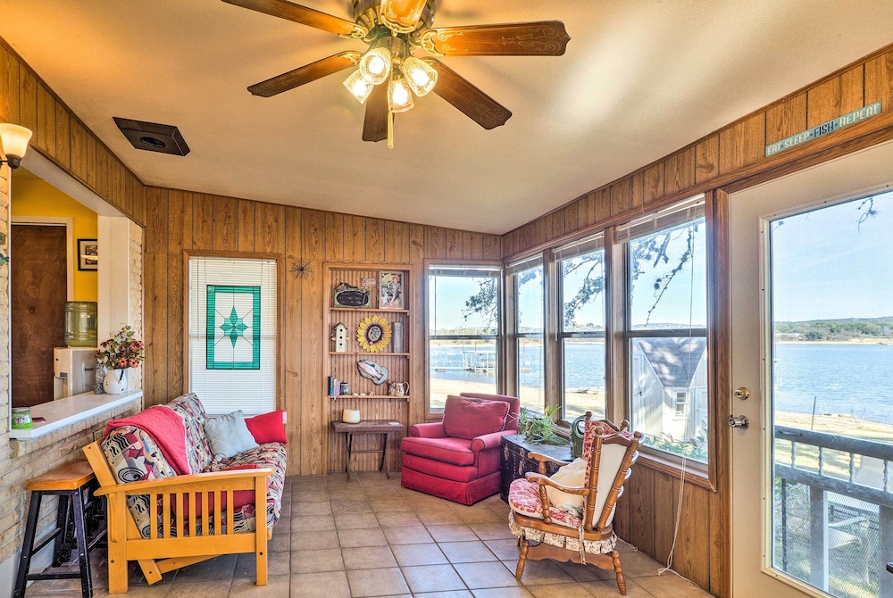 Tow Retreat on Lake Buchanan with Dock and Kayaks — hotel in Llano