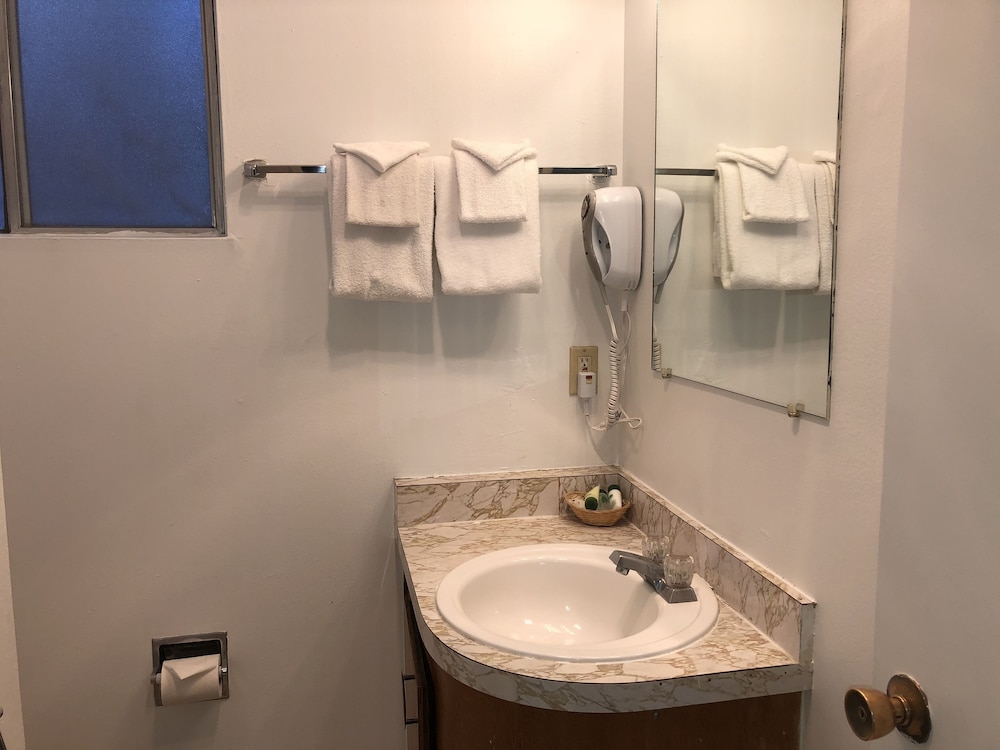 Cedar Inn & Suites - photo 59