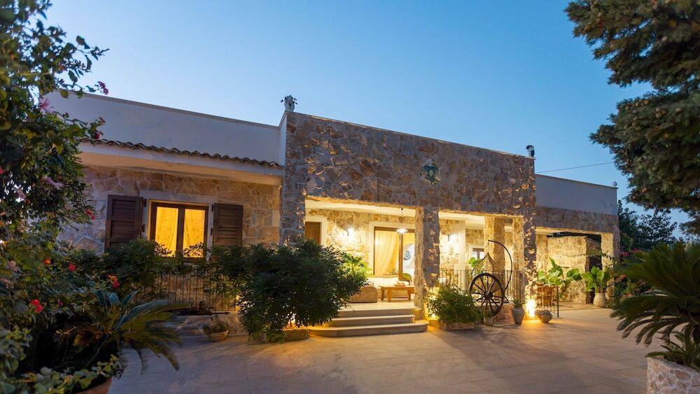 Villa I Mori 4 Emma Villas — 4-Star Luxury Hotel in Rosolini, Italy