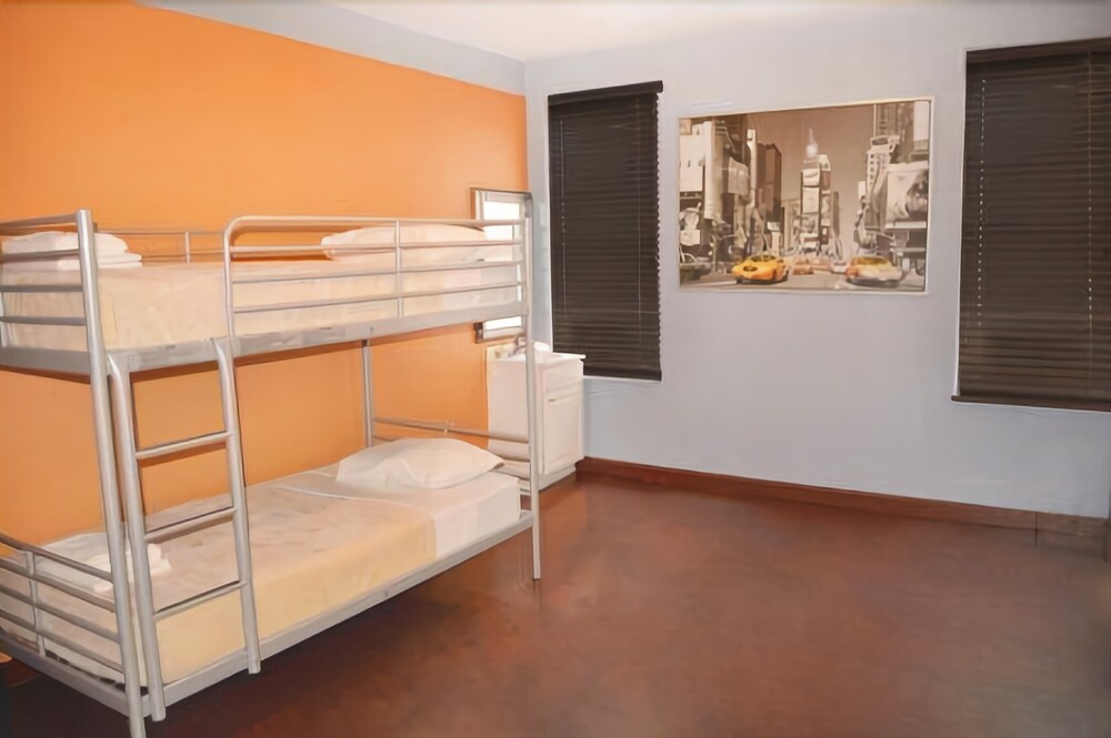 The Broadway Hotel and Hostel - photo 8