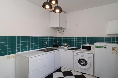 Modern Apartment Next to Stamba and Rooms