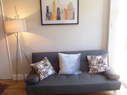 3 Entire Stunning & Cosy Apartments in same property 4 Double Bedrooms 3 Bathrooms 3 Kitchens Terrace — 4-Star Luxury Hotel in Kidderminster, United Kingdom
