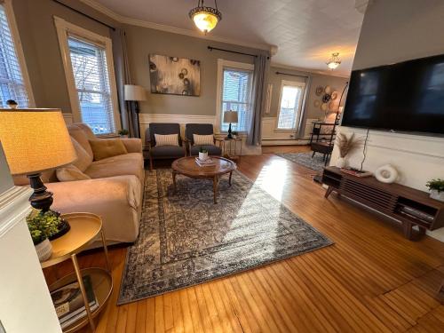 Large 4Bd 2Bath Victorian Home Near Downtown Worcester — Worcester — photo 3