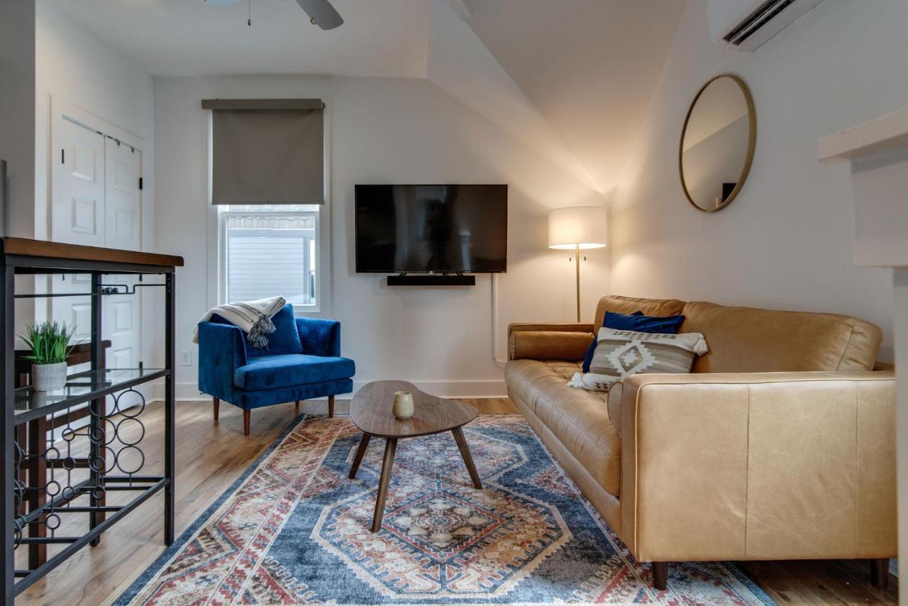 Stylish East Nash Townhouse Walk to Favorite Eats Cozy Den Workspace Smart TVs and Fast WiFi Full Kitchen Garage and 24 Hr Hospitality Near Mas Tacos Rosepepper and Five Points 10 Min to Broadway — 4-Star Luxury Hotel in Nashville, United States
