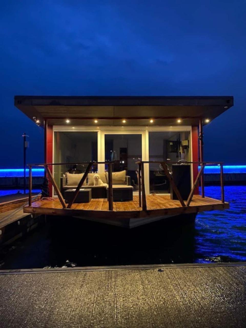 Cozy Floating house with sauna