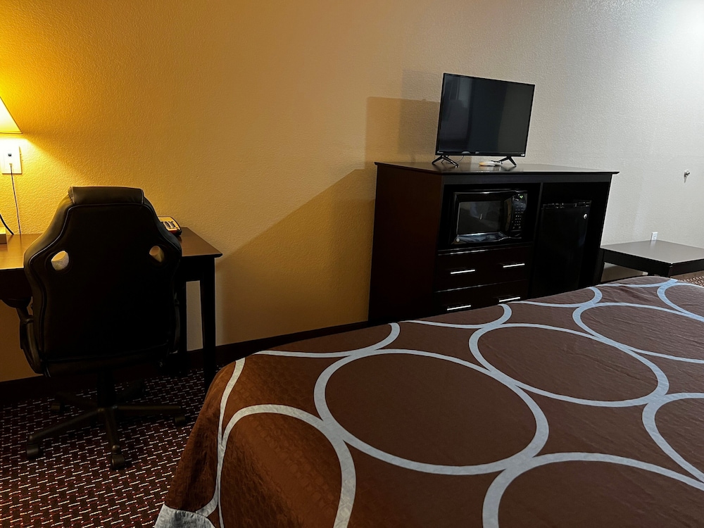 Super 8 by Wyndham Center - photo 37
