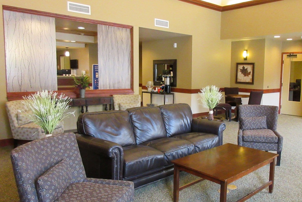 Clarion Hotel & Suites - photo 3