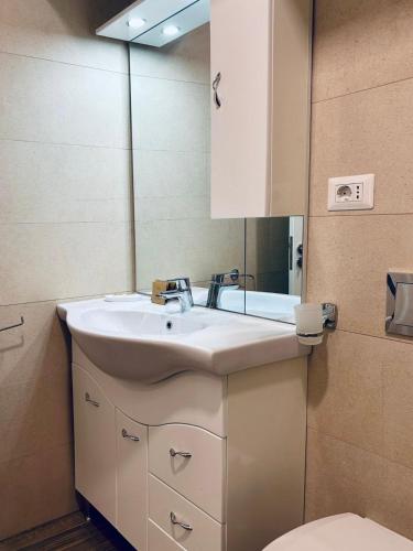 Aparthotel Mirage Sunset zona Hotel Rex — 4-Star Luxury Hotel in None, Romania