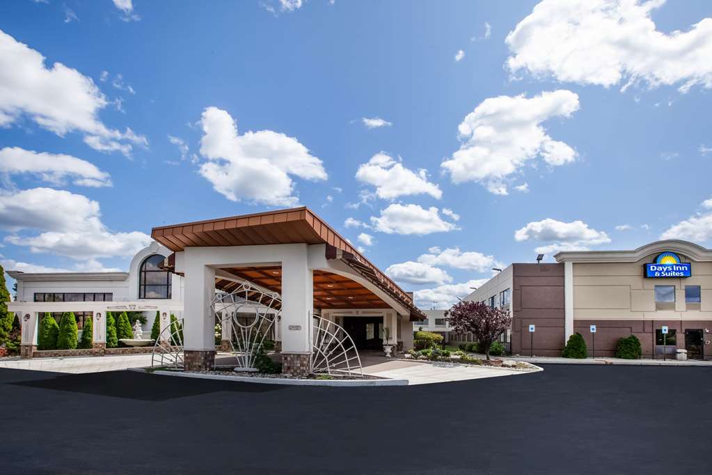 Days Inn & Suites by Wyndham Rochester Hills MI - featured photo