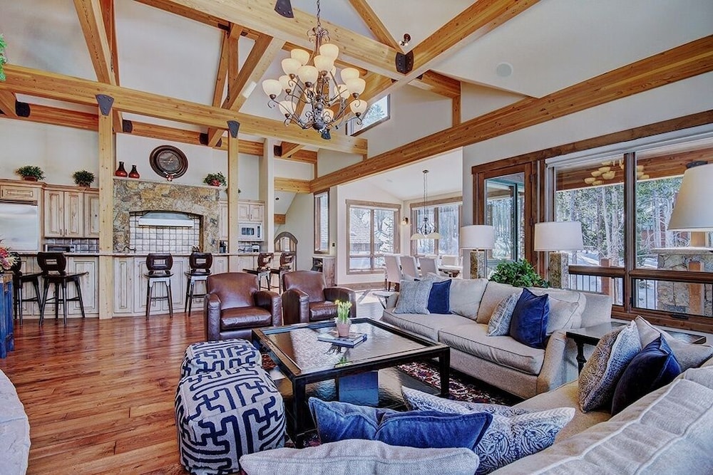 Mountain Majesty Manor Main Street by Pinnacle Lodging - photo 17