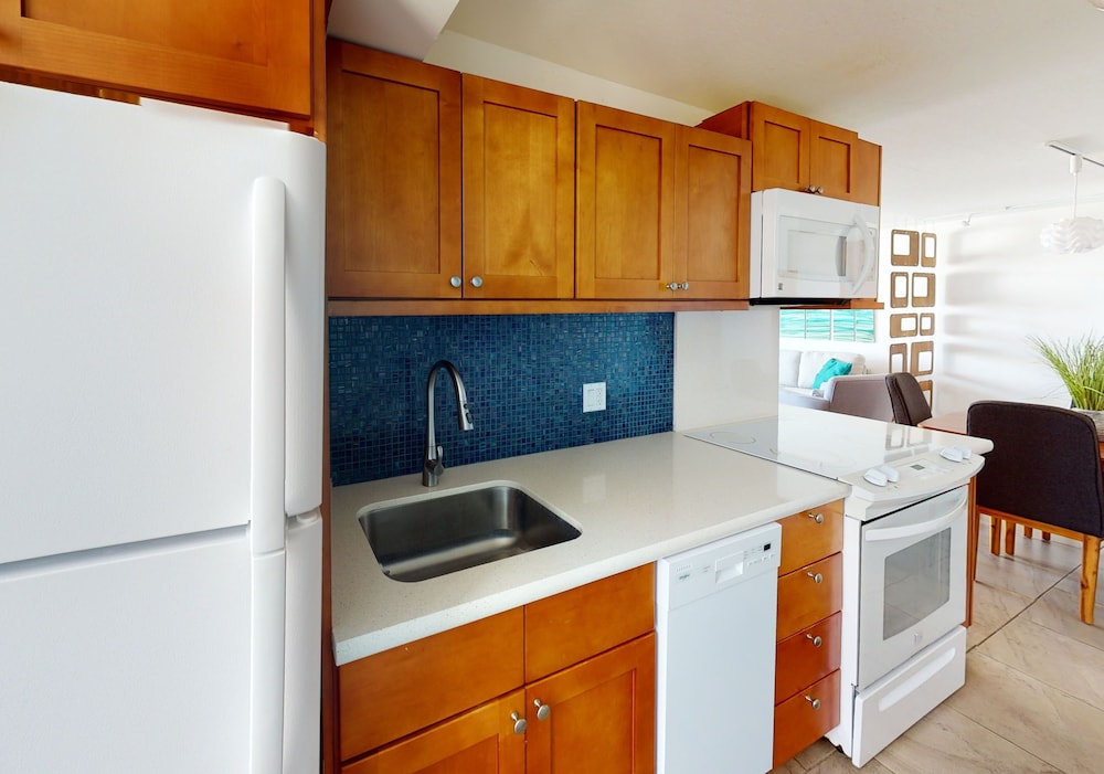 Artsy 32nd Floor Condo with Modern Furnishings & Gorgeous Ocean Views by Koko Resort Vacation Rentals - photo 10