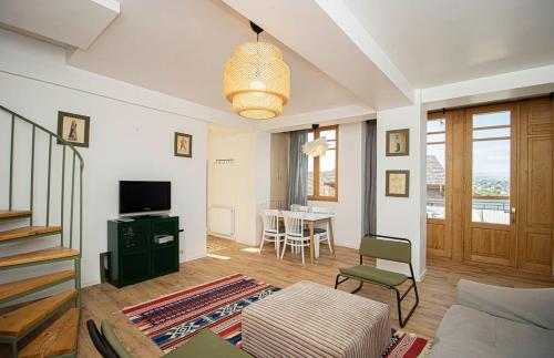 3BR Scenic Terrace Apt in Abanotubani By Wehost
