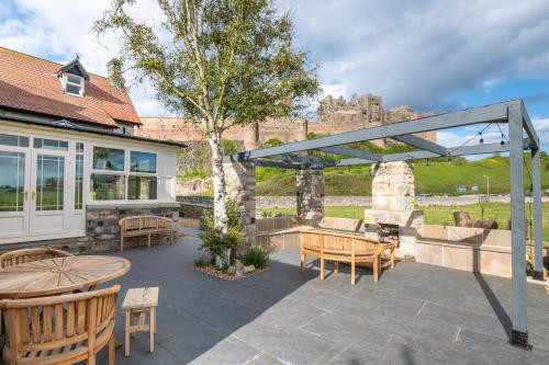 Castle View by Coast & Country Stays — 4-Star Luxury Hotel in Bamburgh, United Kingdom