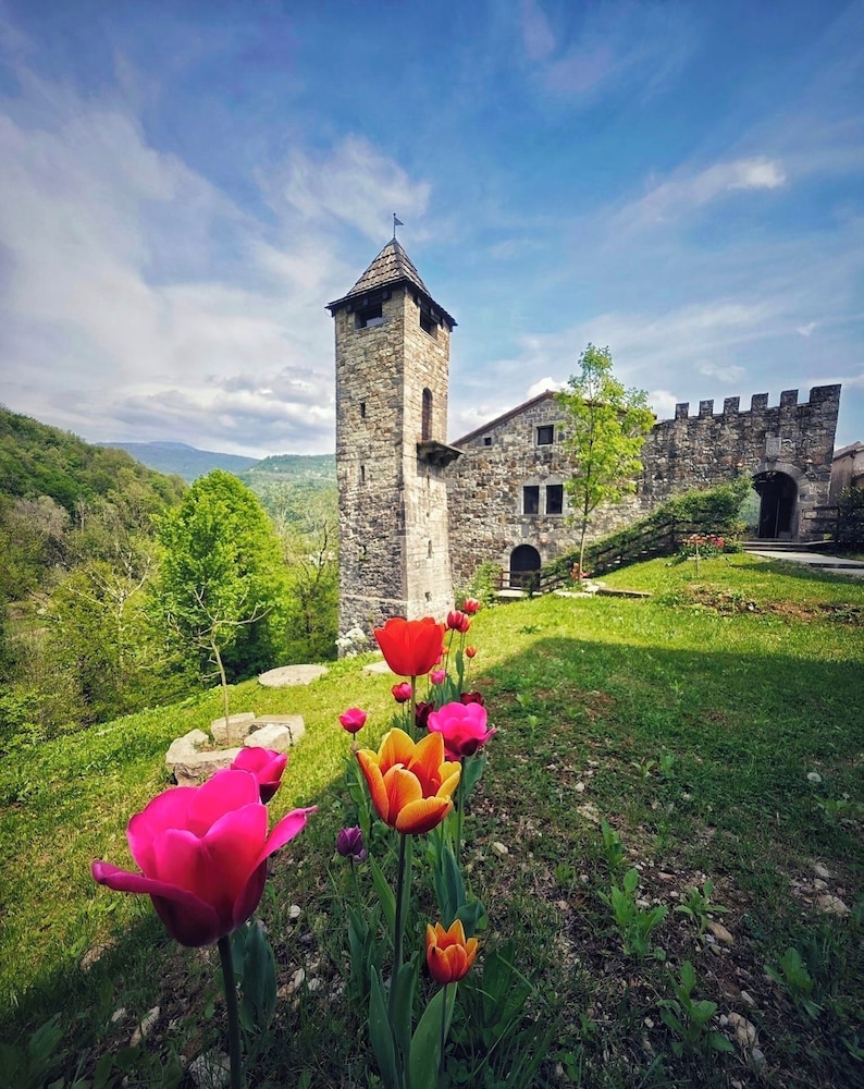Incantevole rifugio nel castello di Ahrensperg — hotel in Pulfero