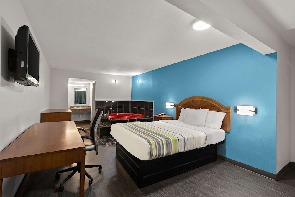 Econo Lodge Commerce - photo 26
