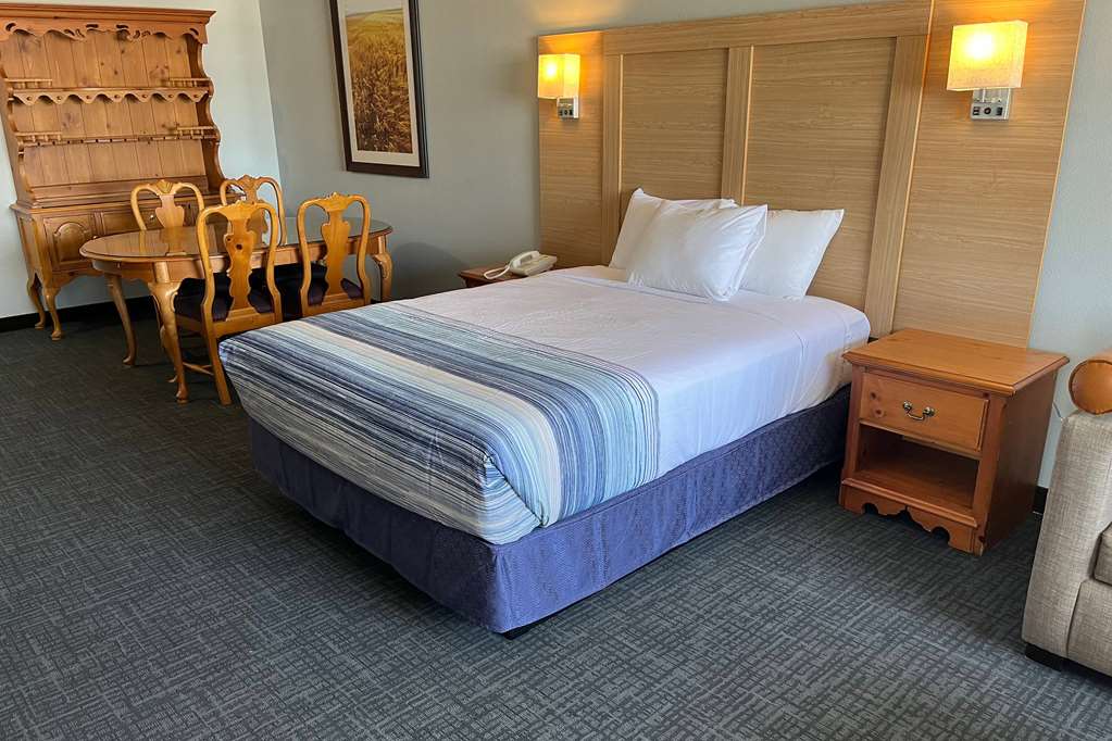 Days Inn & Suites by Wyndham Williamsburg IA North - photo 10